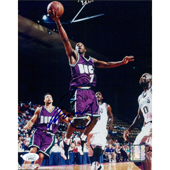 Terrell Brandon Milwaukee Bucks Signed 8x10 Glossy Photo JSA Authenticated Terrell Brandon Milwaukee Bucks Signed 8x10 Glossy Photo JSA Authenticated